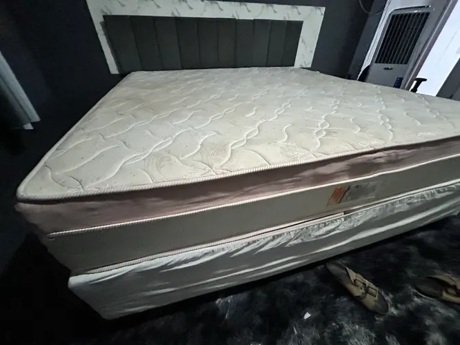 Cama King size + ar condicionado