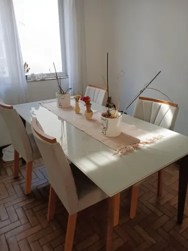 Mesa madeira com vidro, 1,80 com 4 cadeiras Obs tem um rachado na lateral do vidro