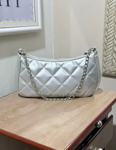 bolsa baguete acolchoada prata de ombro
