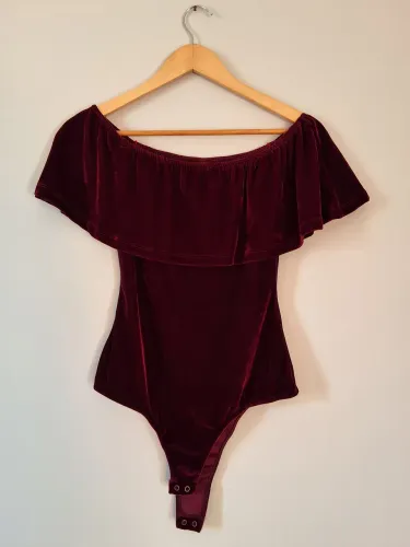 Body ombro a ombro de veludo vermelho