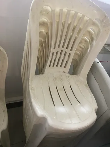 Mesas e cadeiras de plástico