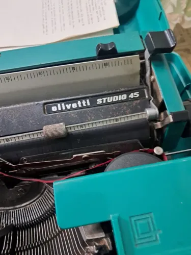 Máquina Olivetti Studio 45 com maleta. Funcionando normalmente
