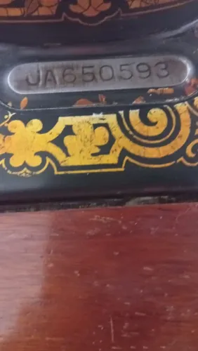 Vendo um gabinete com a máquina de costura Singer completa, com acessórios do ano 1923.