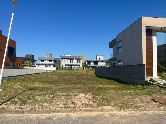 Terreno á venda em Condomínio localizado na Praia dos Ingleses