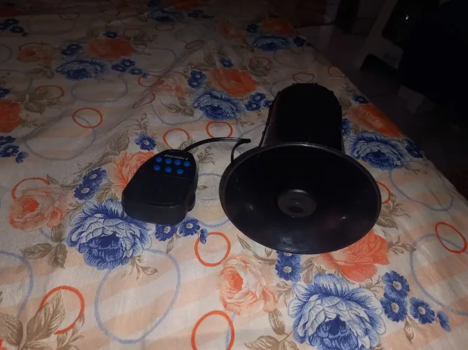 Sirene sete tons nova na para usar em qualquer carro portanto que seja em uma bateria 12v