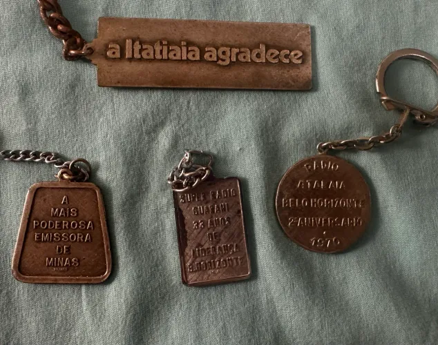 Chaveiros da memorabilia de rádio brasileira década de 70 (Itatiaia, Guarani)