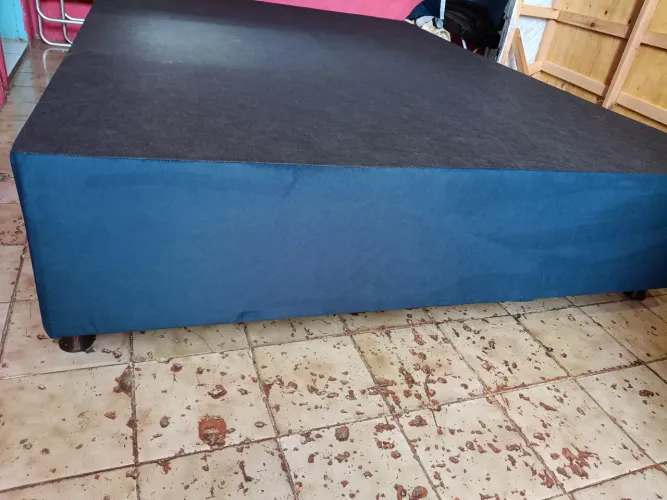 Base de cama box casal .Em tecido veludo azul...tm 1.88x1.38