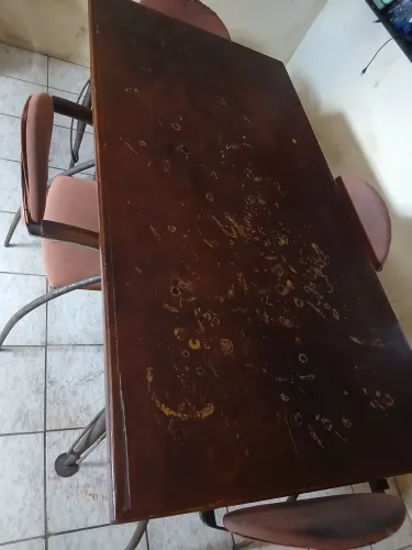 Mesa e cadeiras