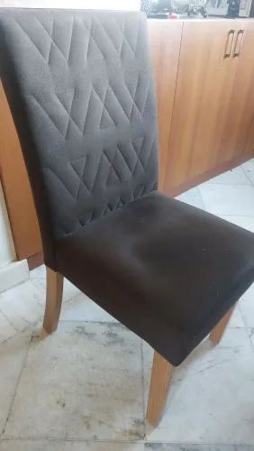 6 cadeiras de madeira acolchoadas, 170 reais cada uma.