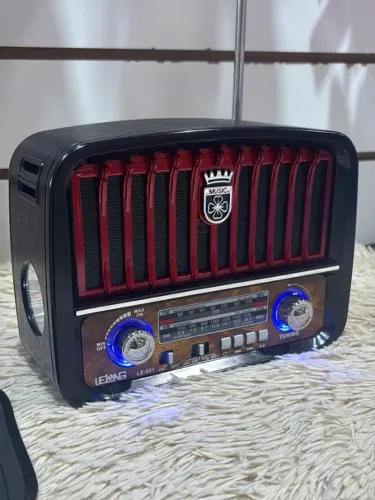 rádio retrô portátil  Recebe faixas AM, FM e SW (ondas curtas)Possui Bluetooth, entrada US