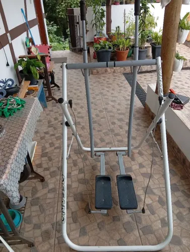 Aparelho para fazer exercício simula caminhada