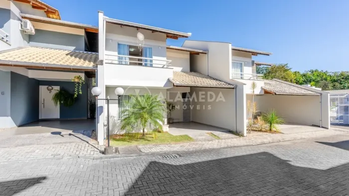 Linda casa com 3 dormitórios sendo 1 suíte completamente mobiliada no Condomínio VALE DOS