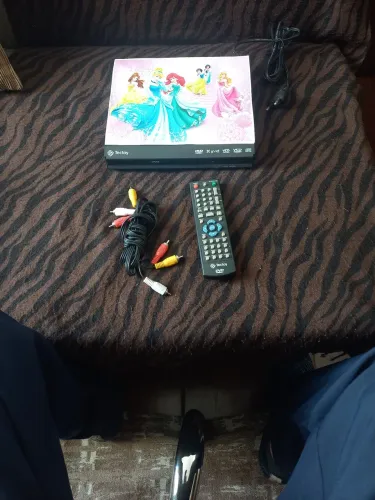 Dvd Tectoy dvt 100 com Princesas. Controle Remoto E Cabo av para tv.