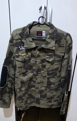 Jaqueta jeans slim fit militar camuflada