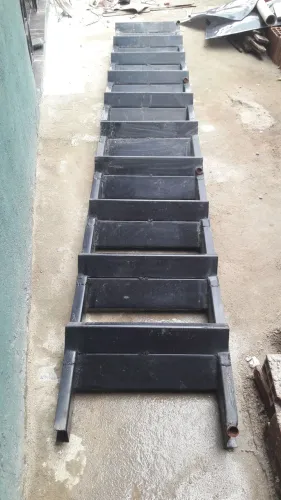 Escada de ferro com corrimão