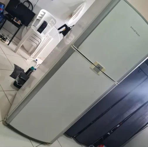 Geladeira em bom estado, venha ver se tiver interesse ?...