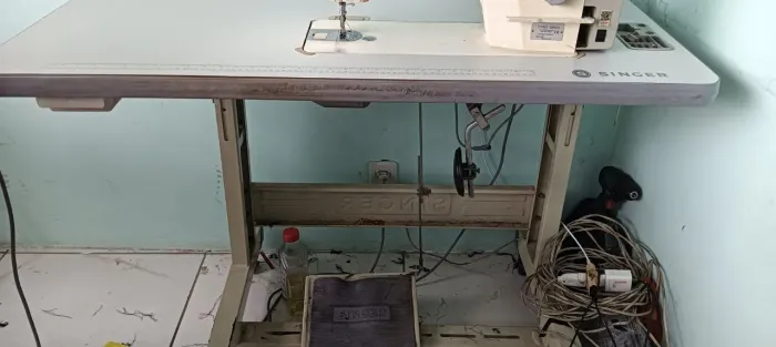 Vendo uma máquina Singer tudo funcionando pronta pra trabalhar motor drive totalmente