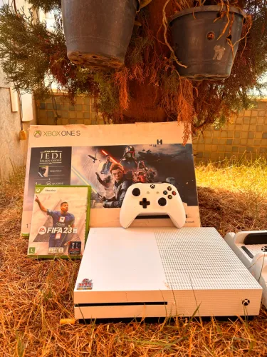 Xbox One S, c/ suporte de pilhas recarregáveis, c/ FIFA 23
