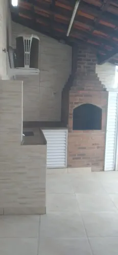 Casa Duplex com 3 Quartos, 2 Suítes, Varanda e Churrasqueira em Rua Fechada