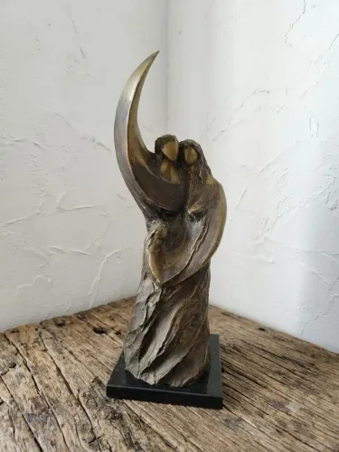 Escultura sacra em bronze e base de mármore