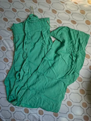 Vendo, calça feminina, cor verde água, numeração 40, 20 reais.