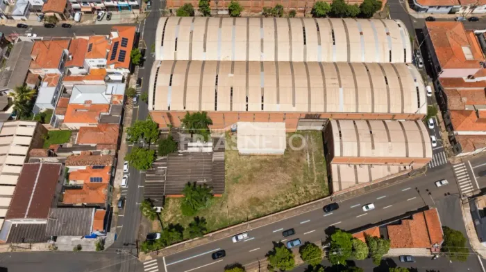 Galpão para locação paralelo a Avenida com intenso Fluxo de Veículos