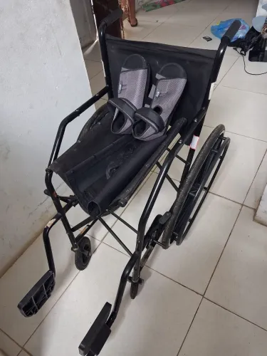 Vendo cadeiras de rodas e bota ortopédica n? 42 nova