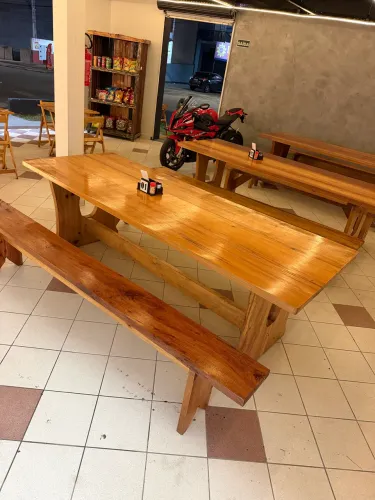 Mesa de madeira com dois bancos 