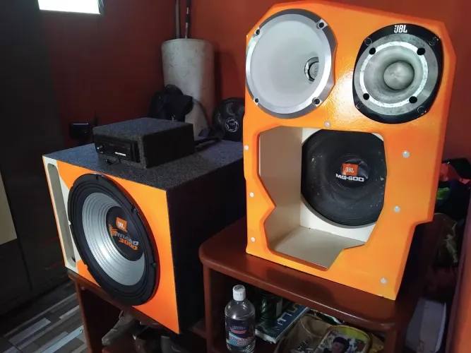 Caixa de som montada JBL
