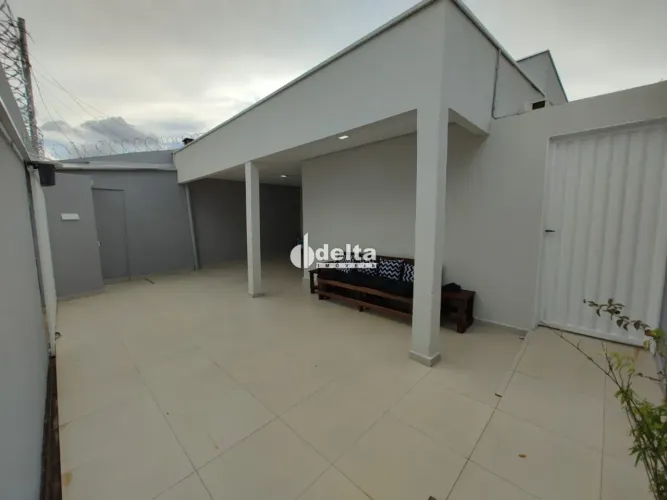 Casa com 3 quartos sendo 1 suíte disponível para locação no bairro Tibery em Uberlândia-MG