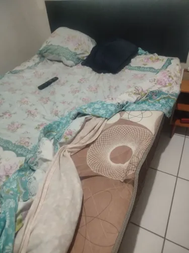 Doação de uma cama, está quebrada no meio. Doando Até segunda pela manhã