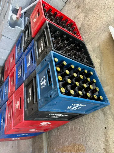 Vendo caixa e vasilhame para  litrinho.