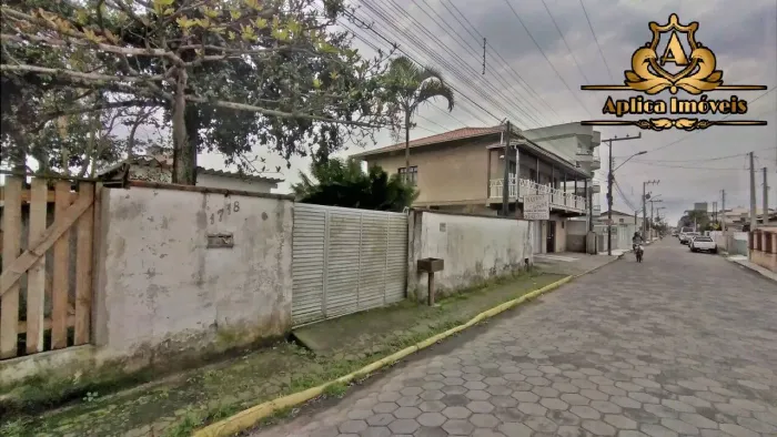 Terreno com uma casa pequena, Centro de Navegantes