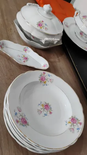Jogo de jantar antigo de Porcelana Real (São Paulo)