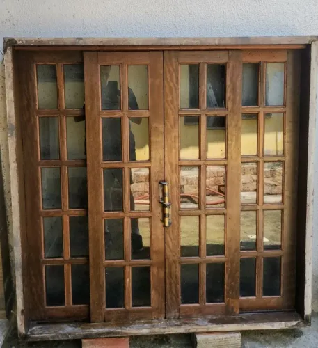 Vendo janela de madeira vitro de correr 120x120 (reta) com alisar