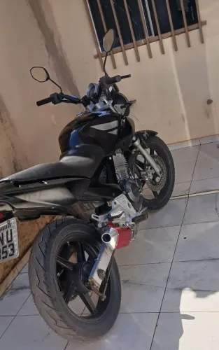 Motor novo, pneus novos, escapamento esportivo, moto forte 