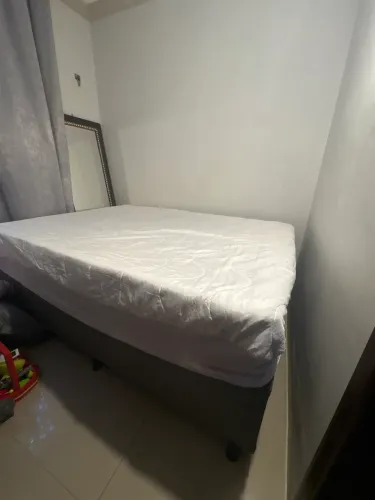 Cama de casal quen- praticamente nova