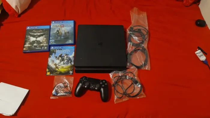 Vendo PS4 slim OBS; NÃO MANDAR MENSAGEM PELO CHAT E SIM PELO NÚMERO ( *)
