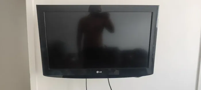 Tv LG 32", com controle.  Acompanha Chrome cast.
