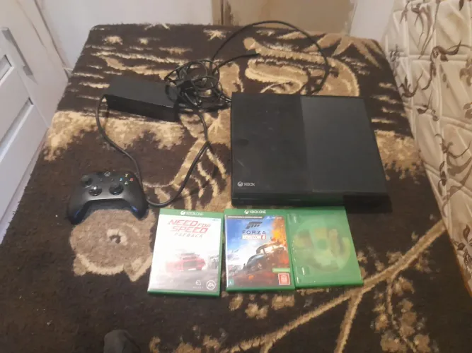 XBOX ONE + 1 CONTROLE + GTA V FORZA 4 NFS PAYBACK - R$1400