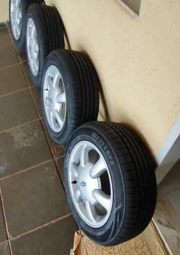 Rodas originais Ford Mondeo aro 15 C/ pneus novos!