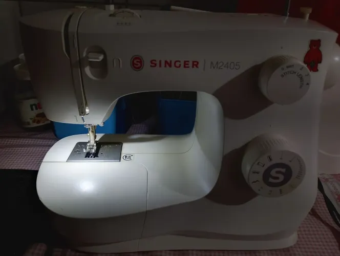 Máquina de costurar em estado de nova, utilizada pouquíssimas vezes