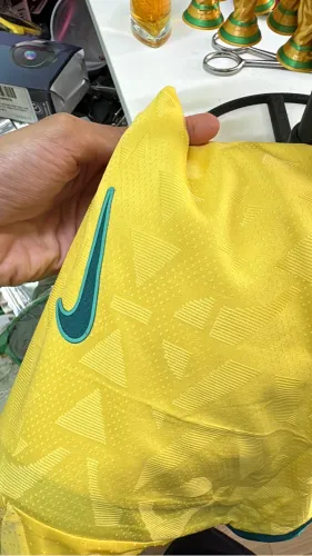 Tenho uma camisa da seleção brasileira para vender