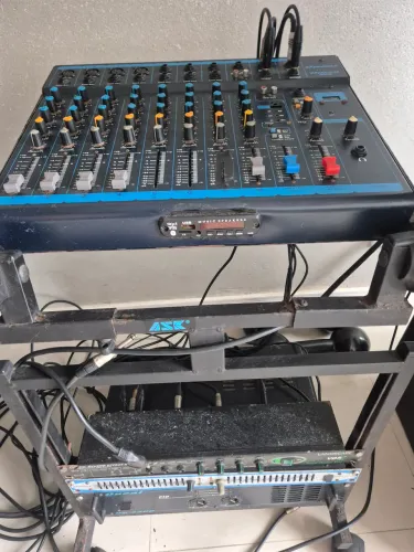 Vendo som completo com  mesa de 6 canais 