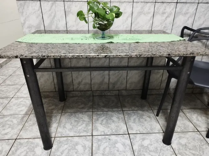 Mesa de 1,20 Granito preta pintura eletrostática sem ferrugem perfeito estado só a mesa