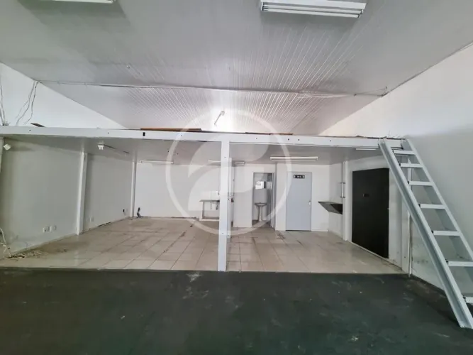 Kitnet/ Studio com 4 Quarto(s) e 4 banheiro(s) para Alugar, 245.37 m² por R$ 4000 / Mês