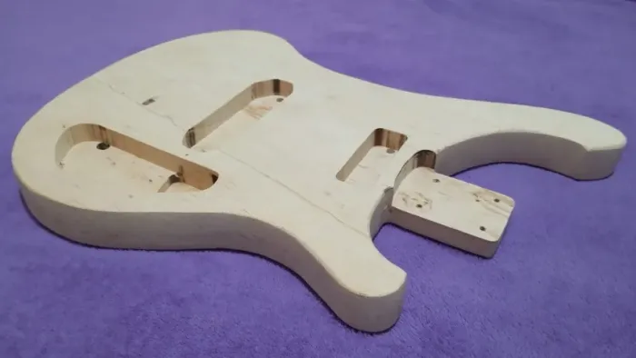 Corpo Baixo Rickenbacker maciço com furações para qualquer braço