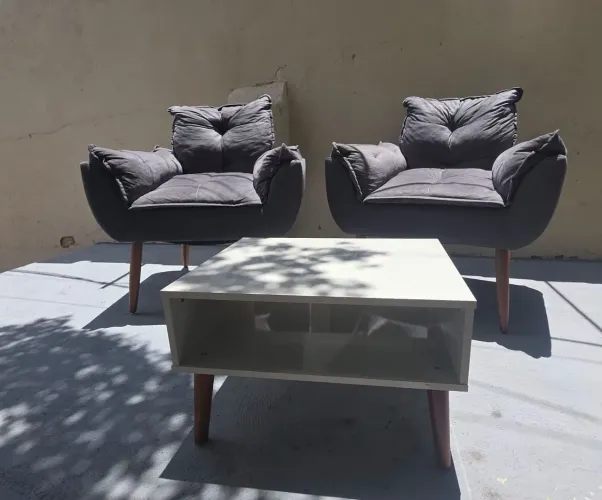 Vende-se poltronas com mesa de centro