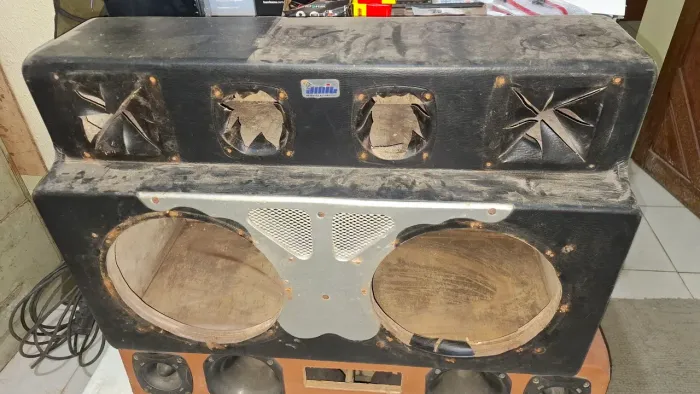 Caixa para autofalantes de 12