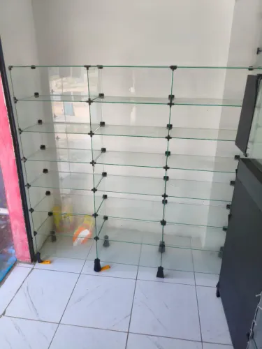 Prateleiras de vidro à negociar